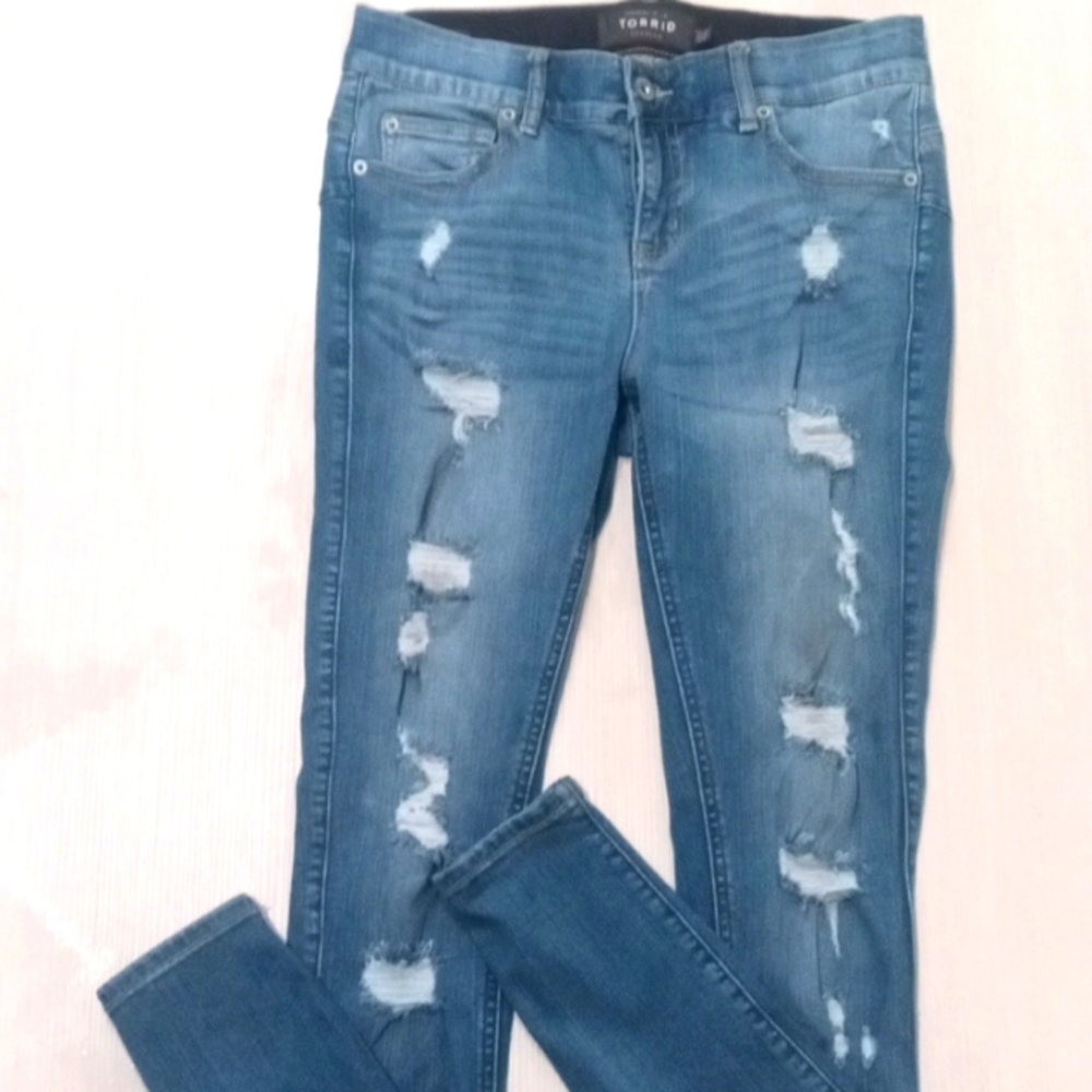 TORRID BOMBSHELL SKINNY PREMIUM STRETCH HIGH-RISE DESTRUCTED JEAN